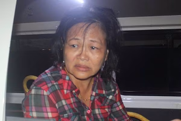 Một du khách người Hàn Quốcđược cứu lên bờ từ con tàu lật. Gương mặt bà thất thần khi được các bác sĩ chăm sócẢnh: Nguyễn Đông. Một du khách người Hàn Quốcđược cứu lên bờ từ con tàu lật. Gương mặt bà thất thần khi được các bác sĩ chăm sócẢnh: Nguyễn Đông.