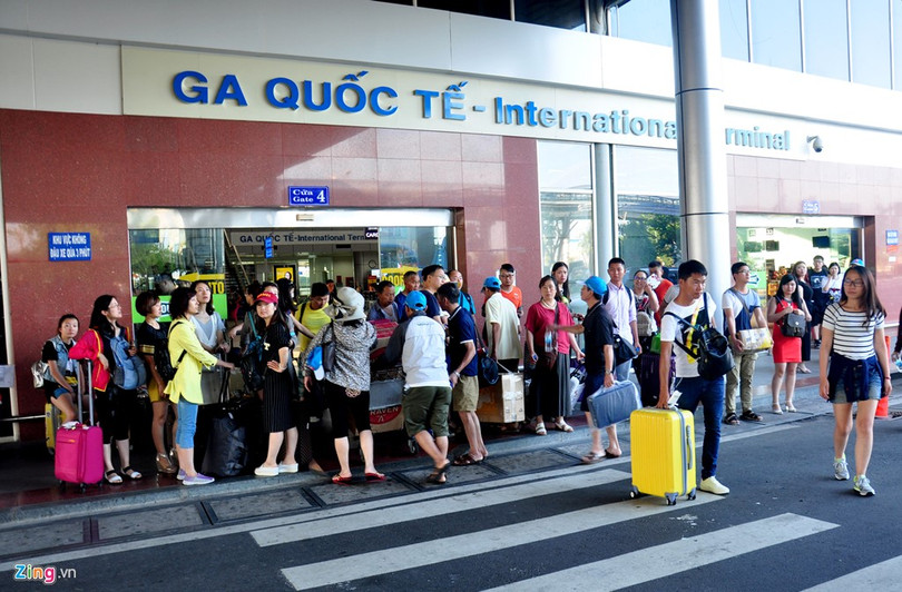 Du khách Trung Quốc chen lấn, dàn hàng ngang trước nhà ga quốc tế.