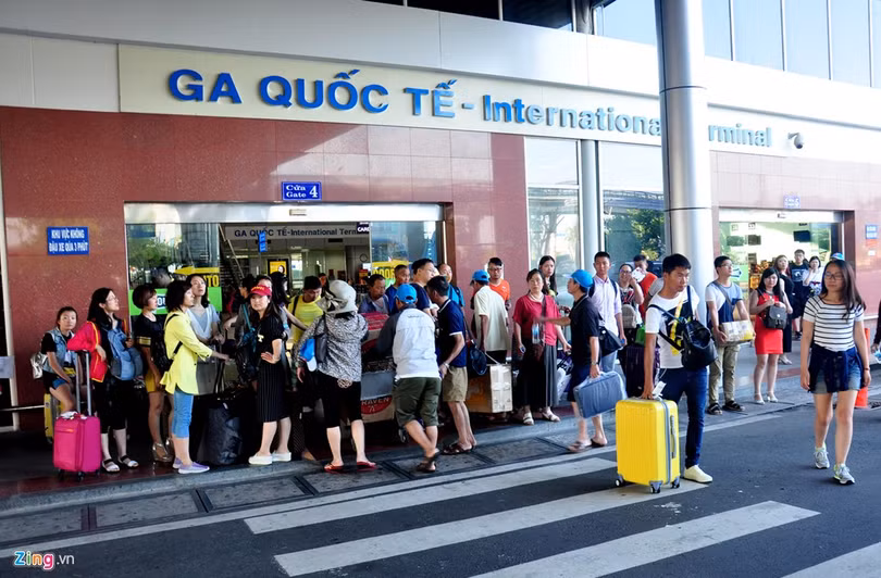 Du khách Trung Quốc chen lấn, dàn hàng ngang trước nhà ga quốc tế.