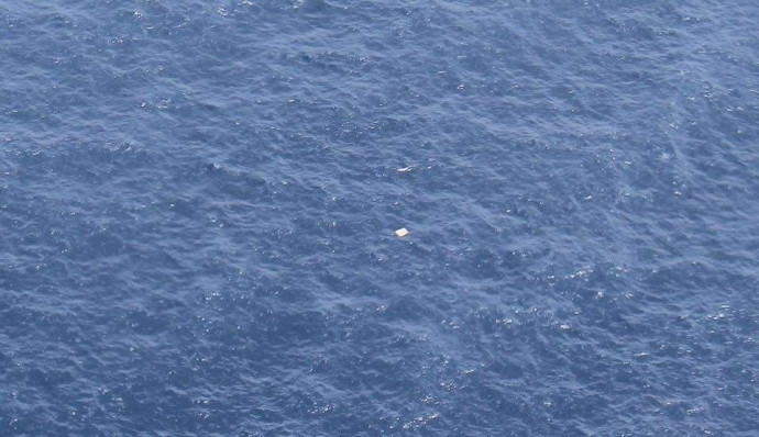 Trước đó, tuần thám Casa 212 và Thủy phi cơ DHC-6 phát hiện một vật nghi là phao nên quay lại tìm kiếm