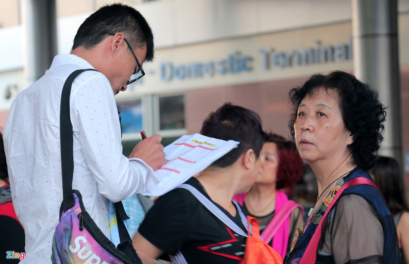 Qinqiang - hướng dẫn viên trái phép đón du khách đến từ TP Thành Đô ở Cam Ranh.