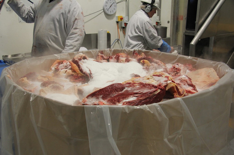 Trong vòng hai tiếng sau khi con vật bị sốc điện, quá trình mổ thịt phải hoàn tất và các nhân viên phải đưa chúng vào tủ đông lạnh. Quá trình tiếp theo là tiêu diệt các mầm bệnh hoặc ngăn chặn sự phát triển của bệnh bên trong thịt. Australia cùng Mỹ, Nhật, New Zealand là những thị trường xuất khẩu thịt bò lớn và có tiêu chuẩn nghiêm ngặt nhất thế giới. Ảnh:Jesspryles.com