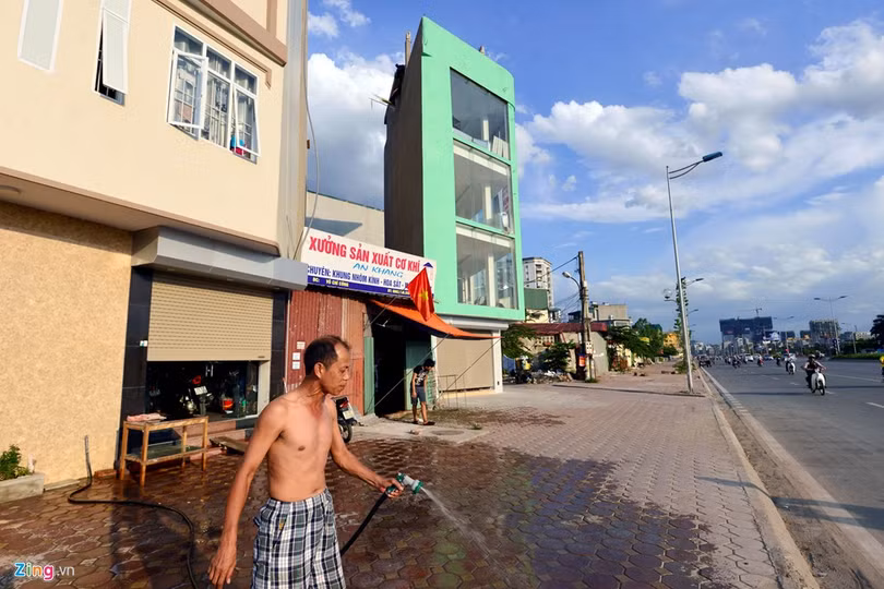 Được xem là tuyến đường hiện đại bậc nhất Thủ đô nhưng sau hơn khi đi vào hoạt động, hai bên tuyến đường này xuất hiện khá nhiều ngôi nhà hình thù kỳ lạ.