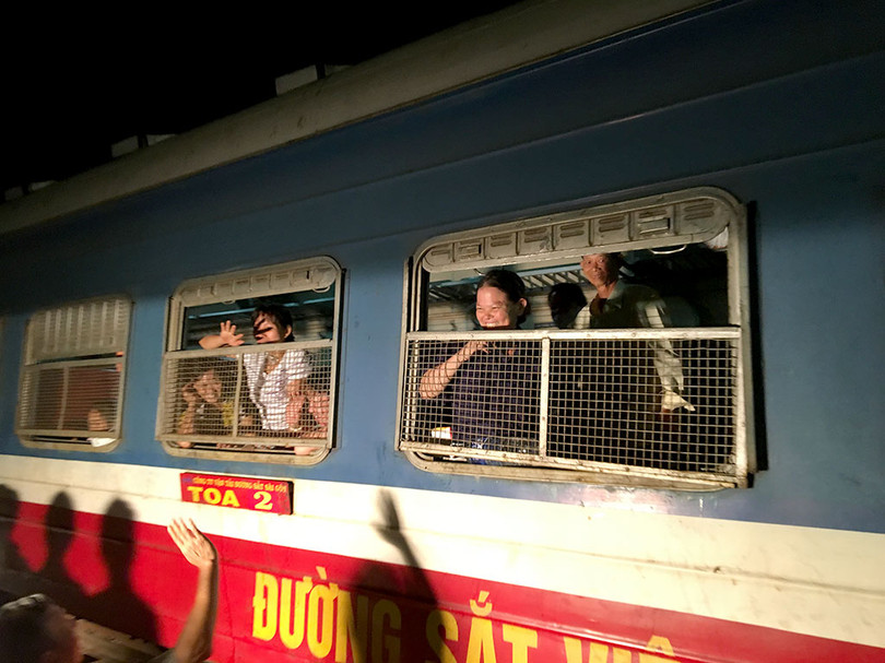 Những hành khách trên chuyến tàu TN1 đầu tiên đi qua cầu Ghềnh mới - Ảnh: H.M.