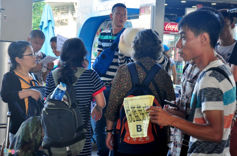 Trước tình hình này, tỉnh Khánh Hòa đã phối hợp với các đơn vị dịch vụ hàng không tăng cường phiên dịch tiếng Trung túc trực ở sân bay Cam Ranh hỗ trợ du khách làm thủ tục xuất nhập cảnh.