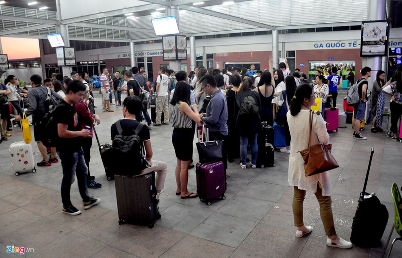 Du khách Trung Quốc đứng ngồi tràn lan, gây ồn ào cả khu vực phía trước ga quốc tế. Bà Phan Thanh Trúc - Phó giám đốc Sở Du lịch Khánh Hòa, cho biết du khách Trung Quốc đến phố biển Nha Trang theo tour ít nhất là 3 ngày 2 đêm, nhiều nhất là 6 ngày 5 đêm. Việc du khách Trung Quốc tăng đột biến khiến chính quyền địa phương vừa mừng vừa lo ngại.