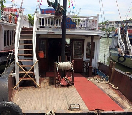 Tất nhiên, việc cho du khách lên boong dạo cũng cần phải quản lý chặt chẽ, nhằm đảo bảo an toàn cho du khách. Nhưng, với những tàu có boong dạo, hệ thống lan can, cầu thang như thế này nghĩa là đã được cơ quan đăng kiểm cho phép khách lên boong ngắm cảnh.