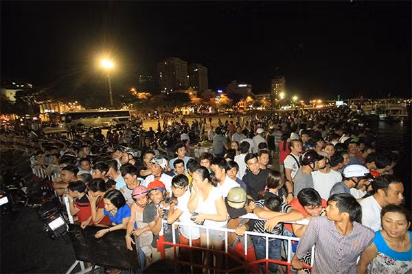 Người dân chen chúc xem cứu hộ. Người dân chen chúc xem cứu hộ.