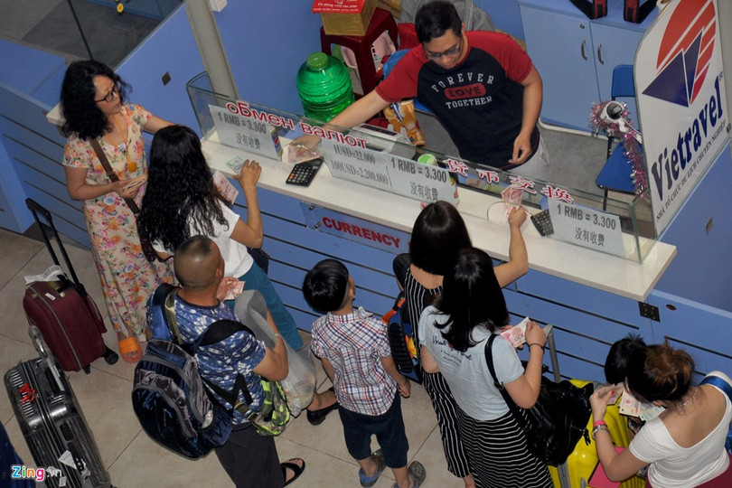 Du khách Trung Quốc đổi nhân dân tệ sang tiền đồng ở sân bay Cam Ranh. Ông Yang Liyao cùng đoàn khách 30 người từ TP Thành Đô, tỉnh Tứ Xuyên Cam Ranh lúc 5h sáng 3/6. "Đoàn chúng tôi đến Khánh Hòa tham quan tour 6 ngày, 5 đêm và chủ yếu đến các đảo Hòn Tằm, Hòn Mun, Hòn Tre, Hòn Một... cùng một số danh thắng ở Nha Trang", ông Yang Liyao cho hay.