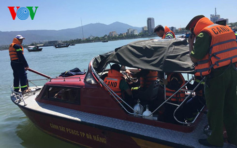 Lực lượng cảnh sát phòng cháy chữa cháy làm nhiệm vụ tiếp oxy cho thợ lặn