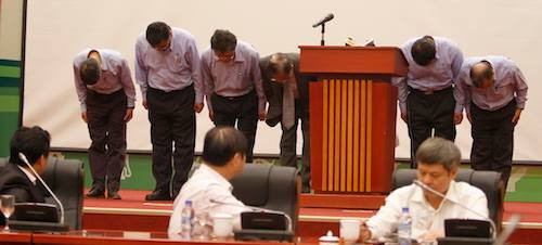Ban lãnh đạo Formosa Hà Tĩnh cúi đầu xin lỗi. Ảnh:Võ Thành.