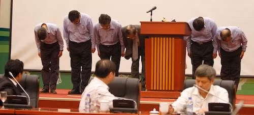 Ban lãnh đạo Formosa Hà Tĩnh cúi đầu xin lỗi. Ảnh:Võ Thành. Ban lãnh đạo Formosa Hà Tĩnh cúi đầu xin lỗi. Ảnh:Võ Thành.