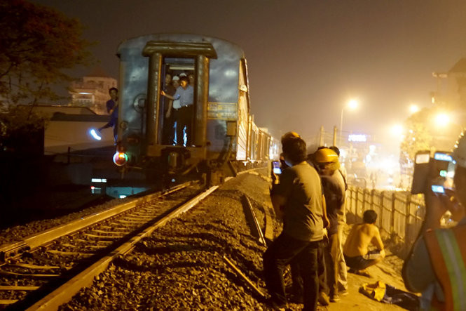 Đưa 4 toa tàu hàng từ ga Sóng Thần (Bình Dương) về cầu Ghềnh mới để thử tải - Ảnh: H.M
