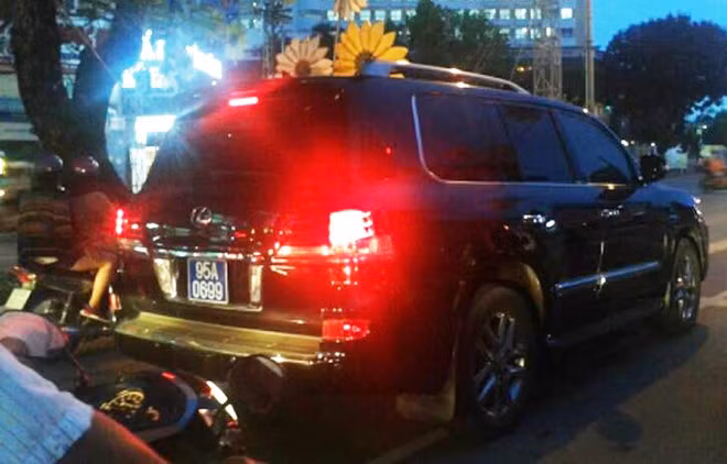 Xe Lexus 570 mang biển số xanh của tỉnh Hậu Giang. Ảnh:CTV.