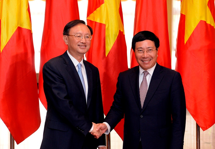 Phó Thủ tướng, Bộ trưởng Bộ Ngoại giao Phạm Bình Minh bắt tay Ủy viên Quốc vụ Trung Quốc Dương Khiết Trì sáng 27-6 tại Trung tâm Hội nghị quốc tế ở Hà Nội