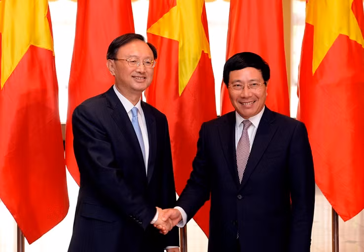 Phó Thủ tướng, Bộ trưởng Bộ Ngoại giao Phạm Bình Minh bắt tay Ủy viên Quốc vụ Trung Quốc Dương Khiết Trì sáng 27-6 tại Trung tâm Hội nghị quốc tế ở Hà Nội