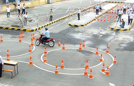 Trường dạy lái xe cần mặt bằng để thực hành lái xe chứ không cần phải phòng ốc hoành tráng để học lý thuyết. 