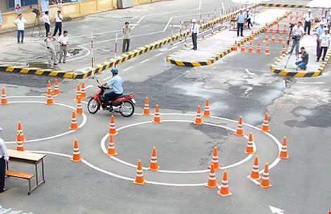 Trường dạy lái xe cần mặt bằng để thực hành lái xe chứ không cần phải phòng ốc hoành tráng để học lý thuyết. 