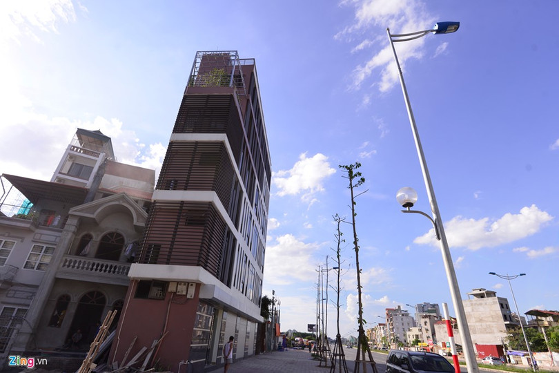 Gần đó, một công trình 5 tầng có chiều sâu hơn 2 m. Hà Nội từng nhiều lần "tuyên chiến" với nhà siêu mỏng, siêu méo và yêu cầu không để tiếp diễn. Tuy nhiên ,cứ hễ có tuyến đường mới là tình trạng này lại tái diễn.