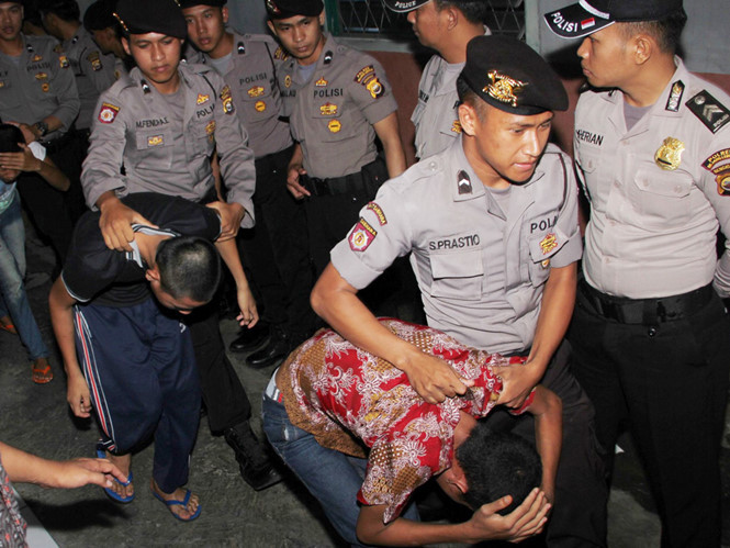 Các thủ phạm trong vụ cưỡng hiếp và sát hại nữ sinh Yuyun bị dẫn giải ra tòa.