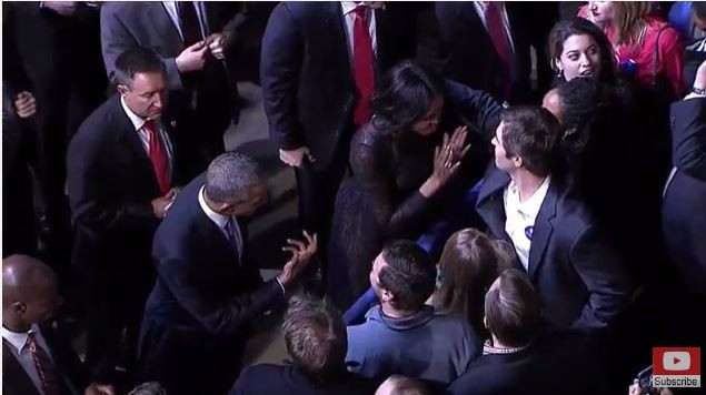 Bà Michelle cũng đi bắt tay và ôm hôn từng người.