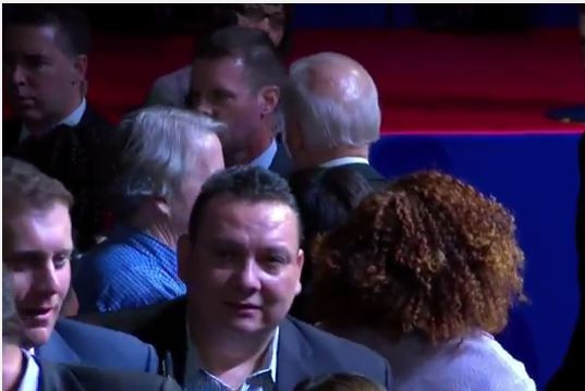 Phó tổng thống Biden tranh thủ chụp ảnh, chia tay mọi người và sau đó cũng tiến vào sau sân khấu. Buổi diễn văn từ biệt của ông Obama đã kết thúc.