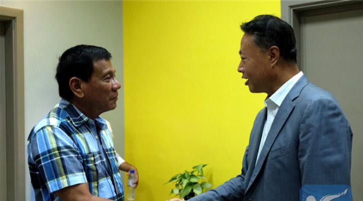 Ngày 16/5/2016, ông Rodrigo Duterte tiếp Đại sứ Trung Quốc Triệu Giám Hoa trước khi nhậm chức Tổng thống (cuối tháng 6/2016).