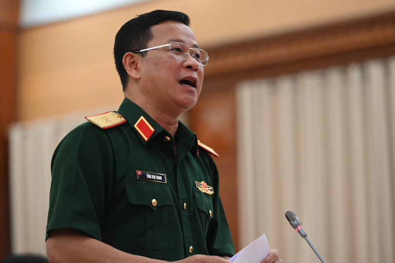 Thiếu tướng Tống Văn Thanh, Phó cục trưởng Cục Tuyên huấn, Tổng cục Chính trị Quân đội nhân dân Việt Nam phát biểu tại họp báo. Ảnh: Q.A.