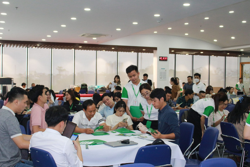 Nhân viên FE Credit giải đáp thắc mắc xoay quanh gói vay ưu đãi 10.000 tỷ đồng cho cán bộ, nhân viên Green Speed.