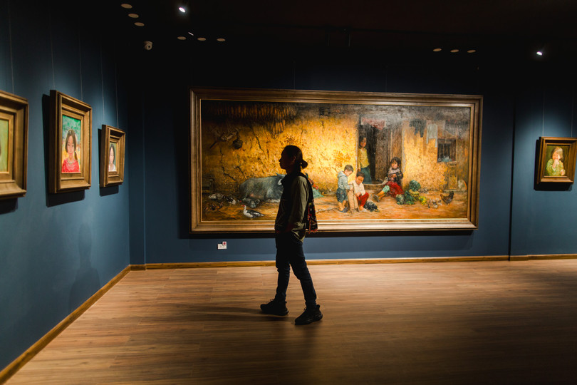 Ảnh 2 Họa sĩ Bùi Văn Tuất trong không gian triển lãm tranh của mình.jpg