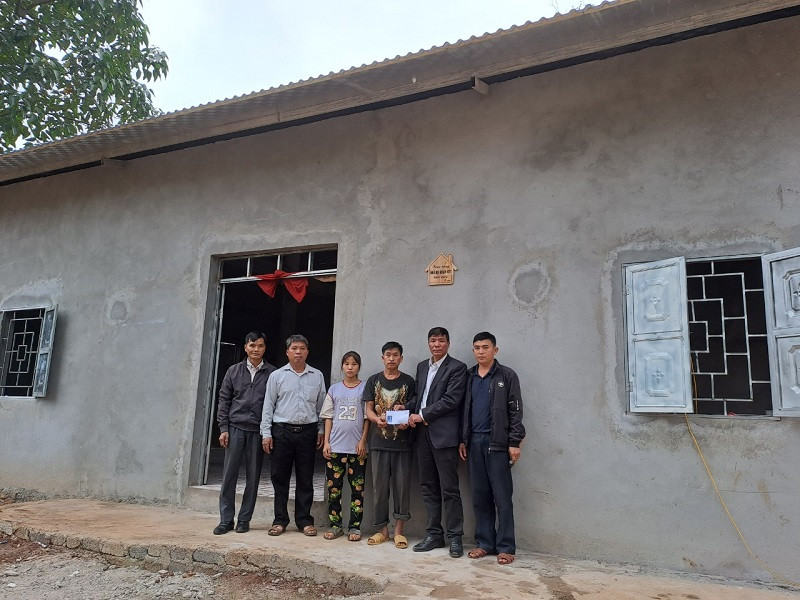 Đại diện địa phương trao tặng các hộ dân nhà Đại Đoàn Kết sau khi hoàn tất xây dựng.