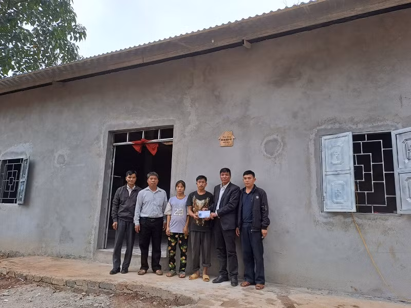 Đại diện địa phương trao tặng các hộ dân nhà Đại Đoàn Kết sau khi hoàn tất xây dựng.