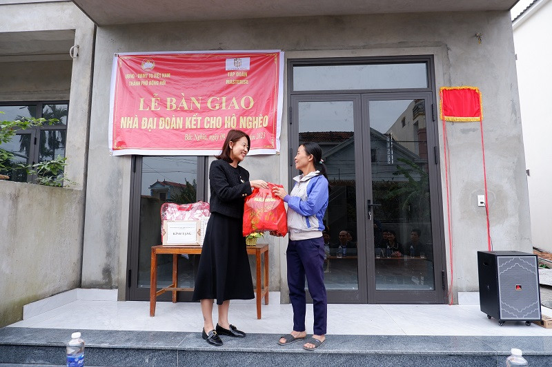 Đại diện Masterise Group tại lễ bàn giao nhà Đại Đoàn Kết tỉnh Quảng Bình.