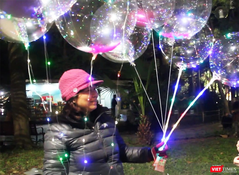 Bóng bay phát sáng Galaxy là trào lưu mới rộ lên trong thời gian gần đây. 