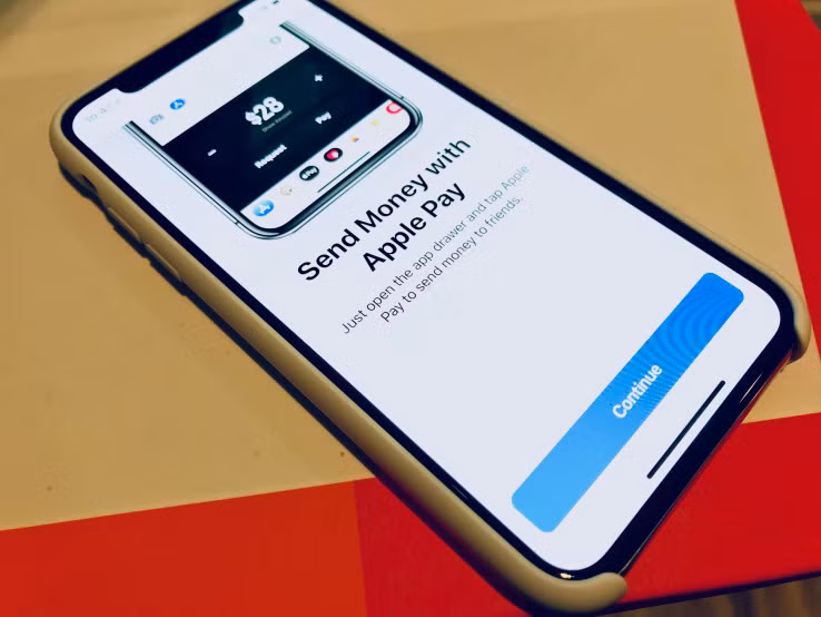 Để sử dụng Apple Pay Cash, người dùng phải cập nhật phiên bản iOS 11.2. Nguồn: Mashable