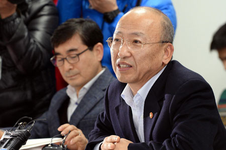 Ông Moon Hyung-pyo (bên phải)