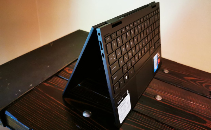 Thiết kế laptop 2 in 1 chưa thực sự tối ưu (Ảnh: Tech Radar)