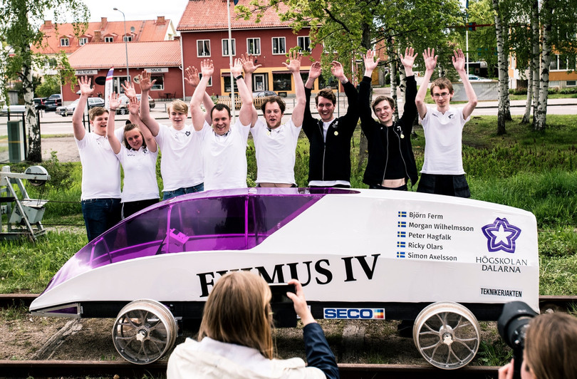 Nhóm chế tạo ra chiếc xe Eximis IV (Ảnh: Myjoyonline) Nhóm chế tạo ra chiếc xe Eximis IV (Ảnh: Myjoyonline)