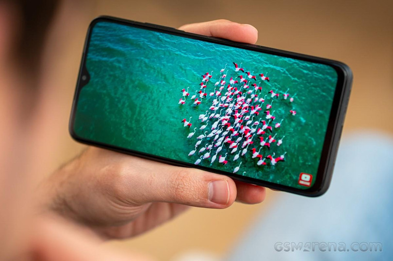 Giao diện MIUI hạn chế đi phần nào độ mượt mà của POCO M3 (Ảnh: GSM Arena)