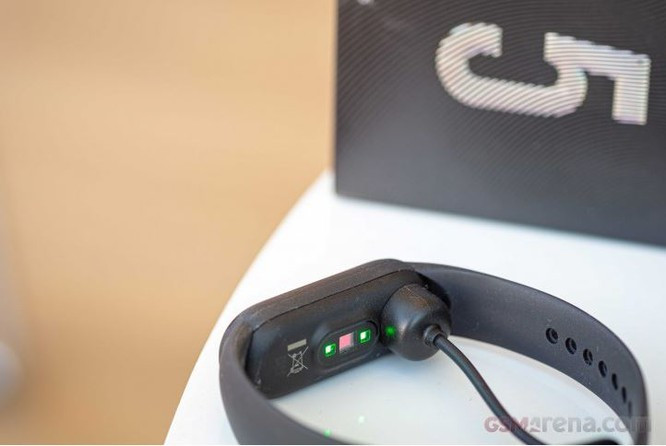 Phương thức sạc trên Mi Band 5 đã được cải tiến (Ảnh: GSMarena)