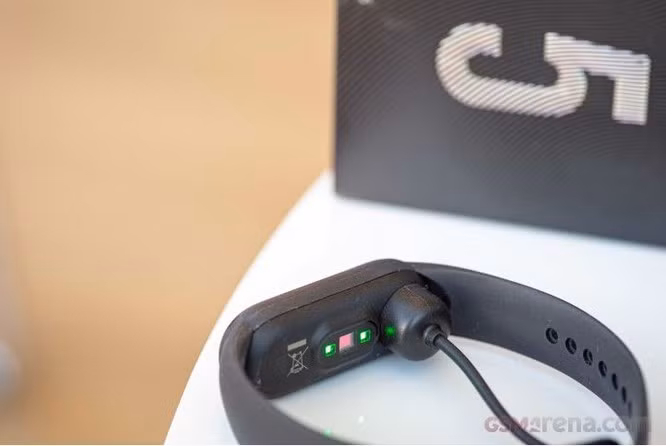 Phương thức sạc trên Mi Band 5 đã được cải tiến (Ảnh: GSMarena)