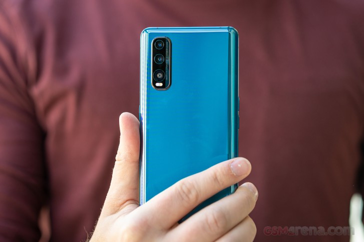 Mặt lưng cả OPPO Find X2 rất dễ bám mồ hôi và dấu vân tay (Ảnh: GSM Arena)