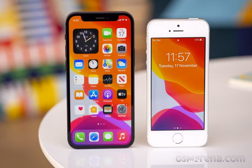 iPhone 12 Mini lớn hơn một chút so với iPhone SE (Ảnh: GSM Arena)