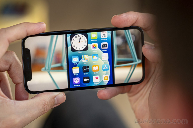 Vì là một chiếc máy nhỏ gọn nên iPhone 12 không được trang bị dung lượng pin lớn (Ảnh: GSM Arena)