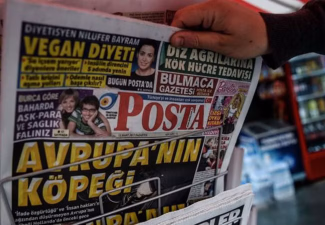 Một tờ báo Thổ Nhĩ Kỳ đã gọi người Hà Lan là "chó" của châu Âu. Ảnh BBC