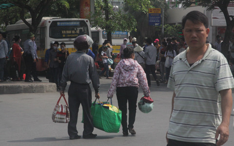 Cảnh tấp nập tại các điểm đỗ xe công cộng.