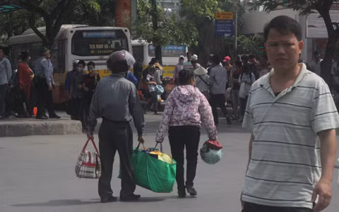 Cảnh tấp nập tại các điểm đỗ xe công cộng.