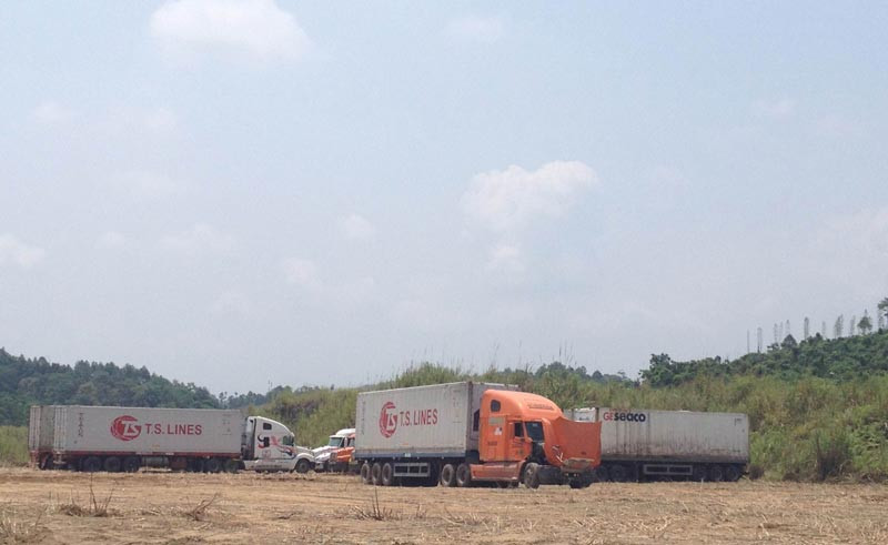 Ban quản lý cửa khẩu tận dụng mặt bằng đã quy hoạch nhưng chưa xây dựng trong khu vực Kim Thành để cho xe đỗ