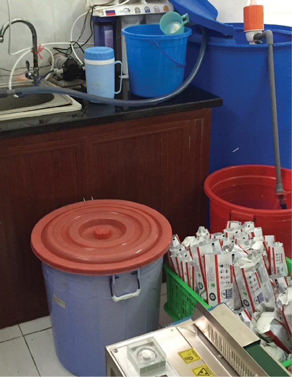 Thu giữ khăn giấy ướt được làm trong nhà vệ sinh