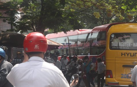 Lượng xe chở khách đổ về bến xe Giáp Bát trong ngày cuối của dịp nghỉ lễ tăng đột biến so với ngày thường.